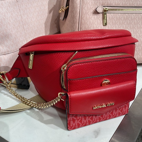 MICHAEL KORS
Maisie Large Pebbled Leather 2-in-1 Sling Pack
Bright Red
NWT - Picture 16 of 16